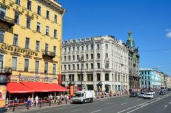 Percorrendo il viale di Prospettiva Nevskij a San Pietroburgo (Russia) - © Ovchinnikova Irina / Shutterstock.com 