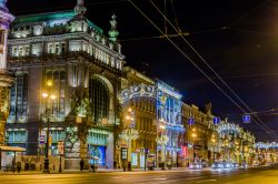 Il grande negozio di Eliseevsky e il teatro Akimov fotografati alla sera lungo la Prospettiva  Nevskij - © Gala_Kan / Shutterstock.com 