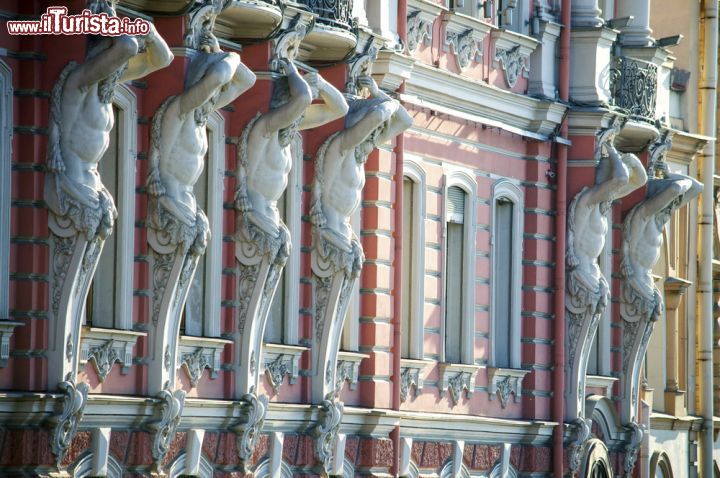 Immagine Un palazzo del centro con le figure di Atlante come Cariatidi, lungo la Prospettiva Nevskij a san Pietroburgo  - © Yulia Plekhanova / Shutterstock.com