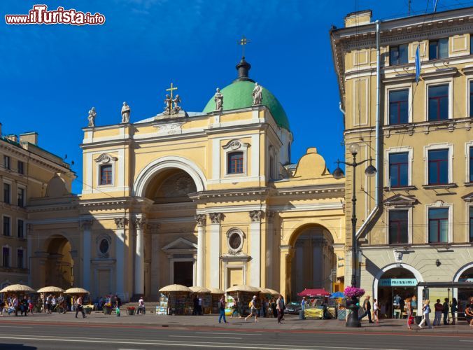 Immagine Uno scorcio fotografato lungo il viale della Prospettiva Nevskij a San Pietroburgo - © Iakov Filimonov / Shutterstock.com