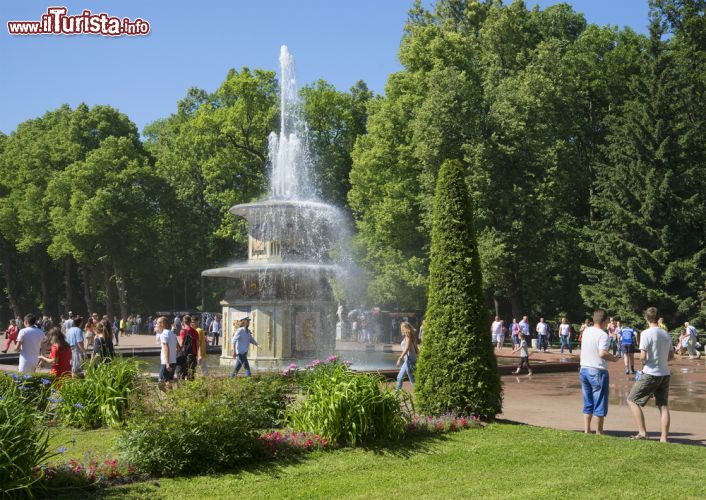 Immagine Giornata estiva alle fontane romane di Peterhof, San Pietroburgo, Russia. Progettate da Ivan Blank e Ivan Davydov fra il 1738 e il 1739, queste belle costruzioni furono realizzate in marmo a due piani, simili a quelle di una fontana di Piazza San Pietro a Roma - © Karasev Victor / Shutterstock.com