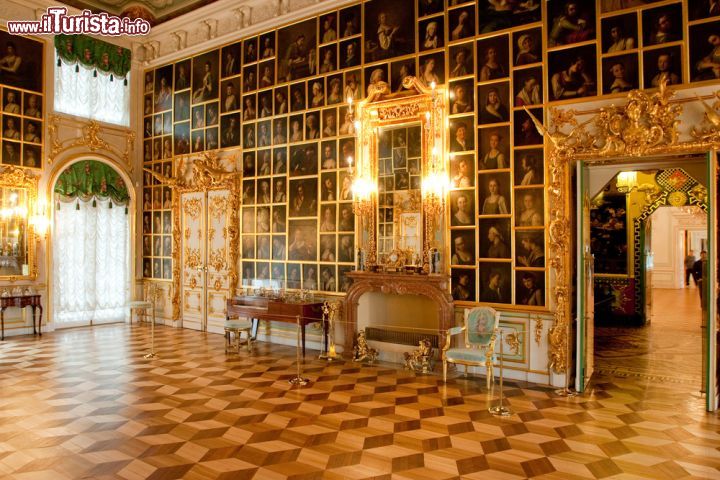 Immagine Il dettaglio di una sala a Peterhof, San Pietroburgo, Russia. Pavimento in legno con disegni geometrici e ritratti sulle pareti caratterizzano questo ampio salone del palazzo di Pietro - © Sergey_Bogomyako / Shutterstock.com