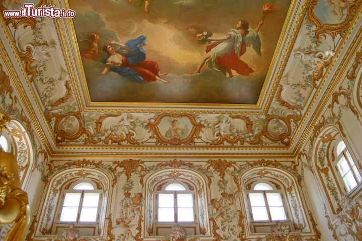 Immagine Il soffitto della Sala da Ballo a Peterhof, San Pietrobrgo, Russia. E' uno degli ambienti più rappresentativi e decorati del palazzo reale situato circa 20 km a ovest di San Pietroburgo - © Tereshenok Olga / Shutterstock.com