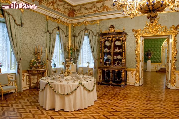 Immagine L'interno del palazzo di Peterhof, San Pietroburgo, Russia. Mobili dell'epoca e ceramiche impreziosiscono sale e stanze di questa sfarzosa reggia - © Sergey_Bogomyako / Shutterstock.com