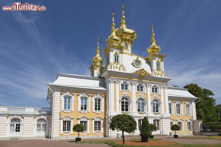 Immagine La chiesa di San Pietro e Paolo a Peterhof, San Pietroburgo, Russia. La sua splendida facciata è impreziosita dalle cupole dorate - © 391902532 / Shutterstock.com