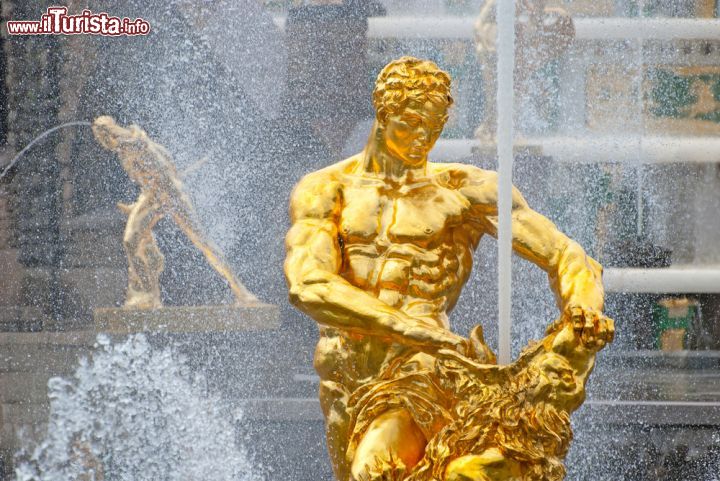 Immagine La fontana di Sansone a Peterhof, San Pietroburgo, Russia. Rivestita in oro, questa scultura è quella centrale della Grande Cascata - © Telia / Shutterstock.com