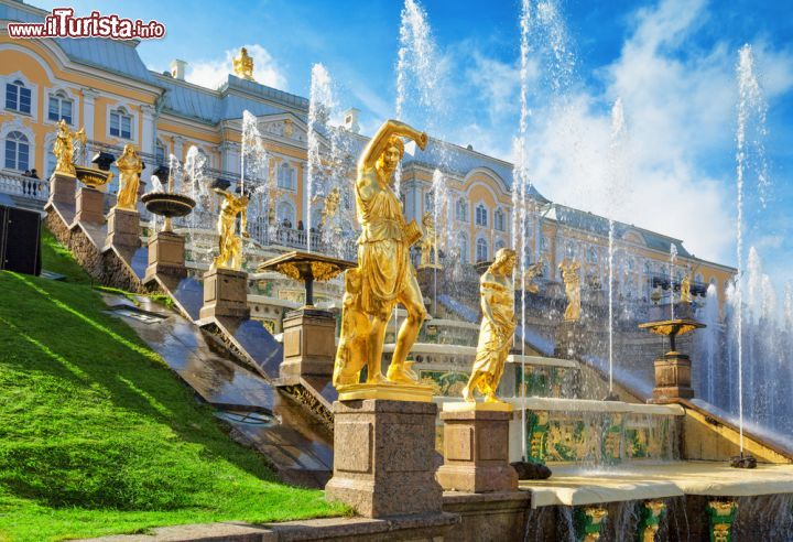 Immagine La Gran Cascata di Peterhof, San Pietroburgo, Russia. Ornata da statue in piombo danneggiate con il passare del tempo dagli agenti atmosferici, le opere scultoree vennero sostituite da altre realizzate in bronzo nel 1799. A creare questo capolavoro artistico furono artisti provenienti da ogni luogo della Russia