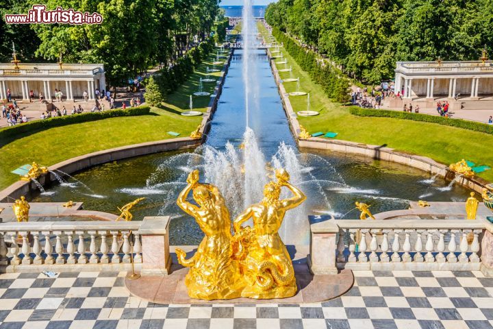 Immagine La Grande Cascata e il canale marittimo a Peterhof, San Pietroburgo, Russia - © S.Borisov / Shutterstock.com