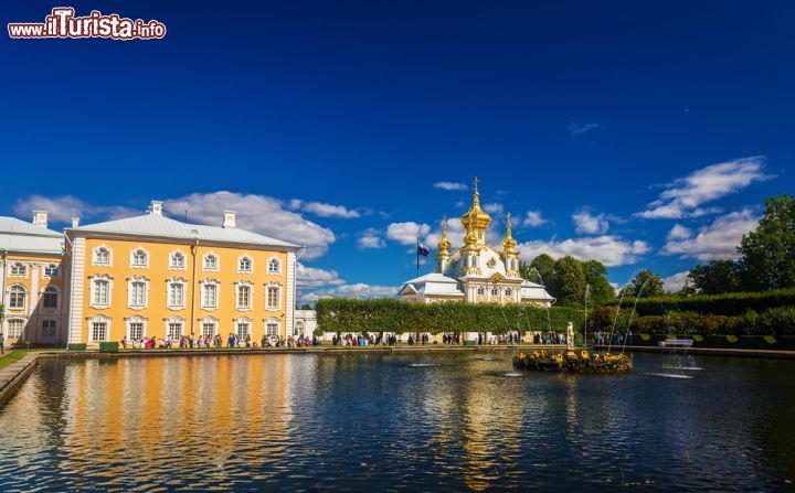 Immagine La piazza orientale con la fontana di Peterhof, San Pietroburgo, Russia. Questa reggia comprende diversi palazzi e si estende su una superficie di 607 ettari. E' inserita nell'elenco dei Patrimoni dell'Umanità dell'Unesco oltre a far parte delle Sette Meraviglie della Russia - © Leonid Andronov / Shutterstock.com