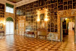Il dettaglio di una sala a Peterhof, San Pietroburgo, Russia. Pavimento in legno con disegni geometrici e ritratti sulle pareti caratterizzano questo ampio salone del palazzo di Pietro - © ...
