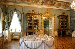 Il Grande Salotto Blu di Peterhof, San Pietroburgo, Russia. Di particolare prestigio le decorazioni pittoriche e gli intarsi rivestiti d'oro che abbelliscono la porta d'ingresso alla ...