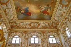 Il soffitto della Sala da Ballo a Peterhof, San Pietrobrgo, Russia. E' uno degli ambienti più rappresentativi e decorati del palazzo reale situato circa 20 km a ovest di San Pietroburgo ...