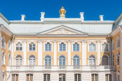 La facciata ornata del Gran Palazzo a Peterhof, San Pietroburgo, Russia. Edificio principale del complesso reale, venne ampliato fra il 1745 e il 1755 su commissione della zarina Elisabetta: ...