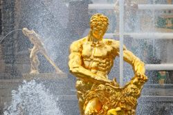 La fontana di Sansone a Peterhof, San Pietroburgo, Russia. Rivestita in oro, questa scultura è quella centrale della Grande Cascata - © Telia / Shutterstock.com 