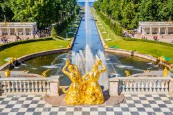 La Grande Cascata e il canale marittimo a Peterhof, San Pietroburgo, Russia - © S.Borisov / Shutterstock.com 