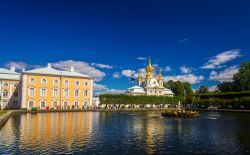 La piazza orientale con la fontana di Peterhof, San Pietroburgo, Russia. Questa reggia comprende diversi palazzi e si estende su una superficie di 607 ettari. E' inserita nell'elenco ...