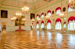 La Sala del Trono del Gran Palazzo di Peterhof, San Pietroburgo, Russia. Usato dallo zar di Russia, il trono di Peterhof era posizionato lungo il muro orientale del palazzo con dietro un grande ...