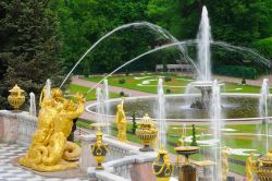 Fontane nel parco di Peterhof, San Pietroburgo, Russia. Una bella immagine dei giochi d'acqua che si possono ammirare nei giardini di questa sontuosa reggia dello zar situata sulle rive ...