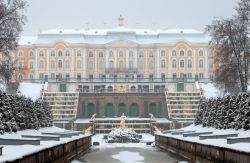 Panorama invernale della Grande Cascata con il Gran Palazzo sullo sfondo a Peterhof, San Pietroburgo, Russia - © Telia / Shutterstock.com 