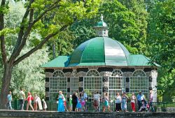 Turisti in visita alla voliera nel parco inferiore a Peterhof, San Pietroburgo, Russia - © Telia / Shutterstock.com 