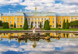 Un bel panorama di Peterhof, San Pietroburgo, Russia. Spesso indicata come la Versailles russa, la reggia di Peterhof è, assieme ai giardini, una delle attrazioni turistiche più ...