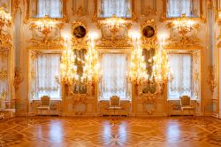 Uno scorcio dell'interno del palazzo di Peterhof, San Pietroburgo, Russia. Dipinti, pavimenti intarsiati e lampadari decorati caratterizzano le sale del Gran Palazzo dimora imperiale sino ...