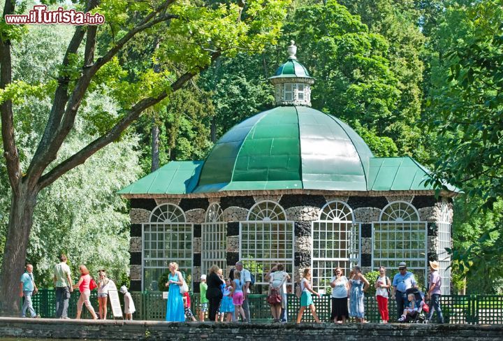 Immagine Turisti in visita alla voliera nel parco inferiore a Peterhof, San Pietroburgo, Russia - © Telia / Shutterstock.com