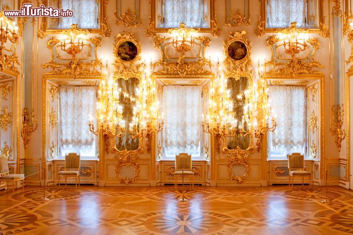 Immagine Uno scorcio dell'interno del palazzo di Peterhof, San Pietroburgo, Russia. Dipinti, pavimenti intarsiati e lampadari decorati caratterizzano le sale del Gran Palazzo dimora imperiale sino alla Rivoluzione d'Ottobre - © Sergey_Bogomyako / Shutterstock.com