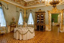 L'interno del palazzo di Peterhof, San Pietroburgo, Russia. Mobili dell'epoca e ceramiche impreziosiscono sale e stanze di questa sfarzosa reggia - © Sergey_Bogomyako / Shutterstock.com ...