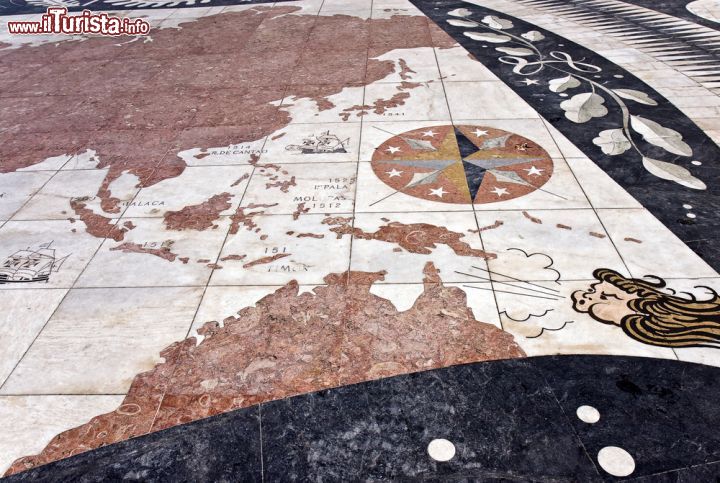 Immagine Il planisfero che fa parte del monumento alle scoperte di Lisbona