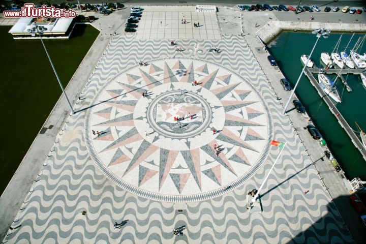 Immagine La Rosa dei Venti installata nei pressi del monumento  Padrao dos Descobrimentos di lisbona