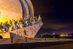 Fotografia notturna del monumento ai naviganti di Lisbona, Padrao dos Descobrimentos