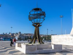 La sfera armillaria fa parte del complesso del monumento alle scoperte di Lisbona - © e X p o s e / Shutterstock.com 