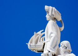 Un particolare del monumento alle scoperte, si trova non lontano dalla torre di Belem a Lisbona