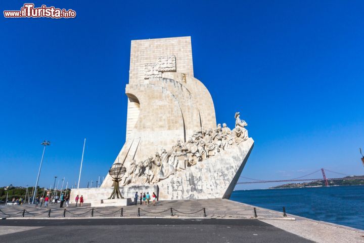 Immagine Turisti in visita al monumento Padrao dos Descobrimentos di Lisbona - © e X p o s e / Shutterstock.com