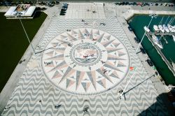 La Rosa dei Venti installata nei pressi del monumento  Padrao dos Descobrimentos di lisbona