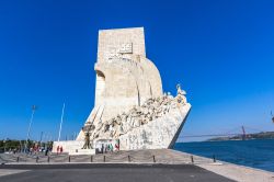 Turisti in visita al monumento Padrao dos Descobrimentos ...