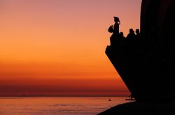 Tramonto suggestivo a Lisbona, presso il Padrao dos Descobrimentos, il monumento che sembra ammirare quell'oceano teatro delle grandi scoperte portoghesi