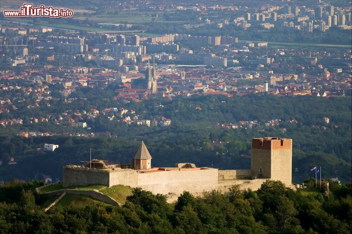 Immagine Il forte di Medvedgrad e in basso la città di Zagabria, la capitale della Croazia