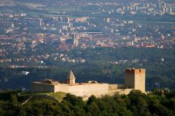 Il forte di Medvedgrad e in basso la città di Zagabria, la capitale della Croazia