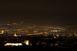 Il panorama notturno di Zagabria: in primo piano il castello di Medvedgrad
