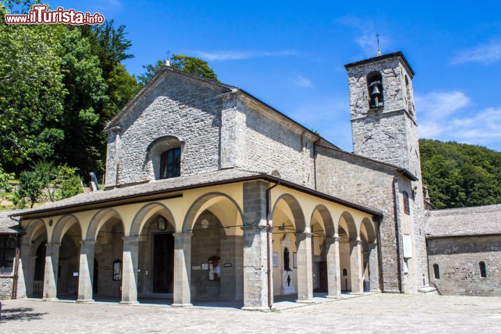 L'Abbazia della Verna, Toscana - E’ il “monte” di San Francesco, abbarbicato fra paesaggi toscani di pura poesia, sopra a Chiusi e oltre il passo della Consuma, in provincia di Arezzo, fra il Casentino e l’alta val Tiberina. Francesco lo ebbe “in dono”, poco dopo il 1213, dal conte Orlando Catani che era rimasto colpito dalle parole e dalle prediche del poverello di Assisi. Così Francesco cominciò a venire anche quassù in meditazione, eleggendo i luoghi come uno dei suoi romitori preferiti. Fu pregando Dio da quassù che Francesco chiese di poter provare, con la stessa intensità, l’amore ed anche il dolore di Gesù Cristo. In seguito alle sue richieste, ecco le stimmate. Per questo i luoghi hanno un’alta valenza simbolica. Oggi il santuario è un luogo vivo ed aperto al pubblico, di religiosi ma non solo. Giovani, coppie e anche semplici individui. Sono molti gli esercizi spirituali rivolti anche ai laici e i corsi come quelli di interpretazione della bibbia, di spiritualità francescana, di organo e anche di danza biblica, organizzati dal santuario che, nella sua foresteria, ospita i “pellegrini” moderni che vogliano affacciarsi al mistero francescano. E’ infatti possibile anche seguire la vita monastica con gli orari di messe e preghiere e lodi durante l’intera giornata.

INFO www.laverna.it Visite guidate 8.30 – 12 e 14.30 – 18.30 Tel. 0575 5341