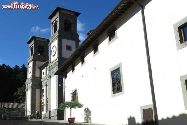 Abbazia dell'Eremo di Camaldoli, Toscana - Sempre Toscana, ancora Arezzo che per secoli fu il cuore pulsante del monachesimo italiano: Camaldoli ha da poco compiuto mille anni.
Fondata da San Romualdo, è una comunità di monaci benedettini e con il suo eremo ed il monastero, immersi nella foresta, simboleggia l’essenza stessa del messaggio benedettino: la solitudine e la comunione. La foresteria offre uno spazio aperto a tutti, di approfondimento spirituale e culturale, di dialogo e di incontro.

INFO: www.camaldoli.it Tel. 0575 556013