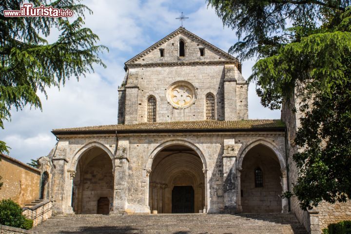 Abbazia di Casamari, Lazio - Sempre in provincia di Frosinone, in Ciociaria, è l’abbazia di Casamari, ad aver fatto scuola nei tempi più bui del Medioevo europeo. La sua austera bellezza è il risultato di una storia millenaria. Dai Volsci ai Sanniti, dai Romani, ai monaci, il territorio fu abitato sin dal secolo IX a.C.
Il nome stesso di Casamari potrebbe avere radici tosco-umbre, altri lo fanno derivare da “Casa Marii”, con esplicito riferimento al generale romano, Caio Mario, che, forse, qui nacque e dove, certamente, visse la sua famiglia. Quello che è sicuro è che qui sorgeva l’antica Cereatae Marianae, piccolo villaggio dedicato alla dea Cerere e attraversato dalla via Maria, della quale è ancora evidente un tratto ben conservato. Un luogo strategico, dunque, anche per i monaci che nell’anno mille, dopo la paura e l’ansia millenaristica da fine del mondo, decisero di edificare qui una chiesa, dedicandola ai santi Giovanni e Paolo. Questi avvenimenti sono testimoniati dalla “Cronaca del Cartario”, datato XIII secolo. Ad un primo periodo benedettino dei monaci cosiddetti “neri” per la loro veste, seguì quello cistercense e “bianco” ad opera di San Bernardo. Da allora fino ai nostri giorni, con alterne vicende, ma quasi ininterrottamente, i monaci di Casamari, hanno attraversato i secoli: tesi a Dio e fedeli alla Chiesa. Oggi, oltre che a preghiera e accoglienza, i monaci sono dediti alla realizzazione di molti prodotti ed una visita non può non passare per la biblioteca, ospitata dove un tempo stava il refettorio. Una delle opere più antiche è proprio una “regola” di san Benedetto della fine del secolo XII.

INFO: www.abbaziadicasamari.it Visite tutti i giorni 9-12 e 15 -18 Tel 0775 2823 71