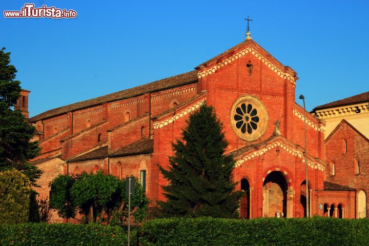 Abbazia di Chiaravalle della Colomba, Emilia-Romagna - Adagiata nella pianura piacentina di Alseno, l’abbazia di Chiaravalle è un po’ il prototipo delle più tipiche abbazie cistercensi. Leggenda vuole che sia stata una colomba ad indicare il luogo in cui costruire gli edifici, o forse quella colomba sta ad indicare la spiritualità dei luoghi secondo il mistero cristiano. Sia come sia, è la storia di questa abbazia a parlare dell’importanza del culto da queste parti: fondata nel 1136 per volontà di Arduino, vescovo di Piacenza, con il solenne documento “institutionis paginam”, il legame di questa chiesa con la casa madre francese di Clairvaux e la regola di San Bernardo è sempre stato forte e lo ricorda anche Dante nella Commedia. Alla “Colomba” spetta dunque una filiazione diretta dalla tradizione cistercense e riformata secondo la volontà di San Bernardo. I monaci qui hanno sempre lavorato sodo e da qui il seme della loro operosità, sia manuale sia spirituale, si è diffusa per tutto il nord Italia, “figliando” oltre 20 “colleghe”. Una battuta di arresto si è avuta nel 1444 quando l’abbazia fu concessa in commenda, cioè i suoi beni hanno cominciato ad essere incamerati da altri, di soliti nobili o potenti della zona. Nel 1769, in seguito ad un decreto di soppressione da parte del Duca di Parma, i monaci lasciarono l’abbazia per poi farci un rapido ritorno fino alla definitiva soppressione napoleonica. Fu allora che archivio e biblioteca andarono dispersi e i mille ettari di terreni finirono agli Ospedali Civili di Piacenza. Una quarantina di anni fa la rinascita, grazie allo Stato che ha trasformato Chiaravalle in un’apprezzata sede di convegni, dove i monaci hanno ripreso a pregare e lavorare. La ricorrenza liturgica oggi qui più nota e quella della festa del Corpus Domini, fra fine maggio e gli inizi di giugno, durante la quale i fedeli possono ammirare la celebre “infiorata”, con petali e fiori ad abbellire il percorso che corre dall’ingresso al presbiterio della basilica raffigurando motivi sacri. Il resto dell’anno, oltre alla preghiera i monaci si dedicano alla produzione di liquori, tisane, miele, medicine naturali tratte dalle erbe e profumi.

INFO www.chiaravalledellacolomba.it Tel 0523-940132