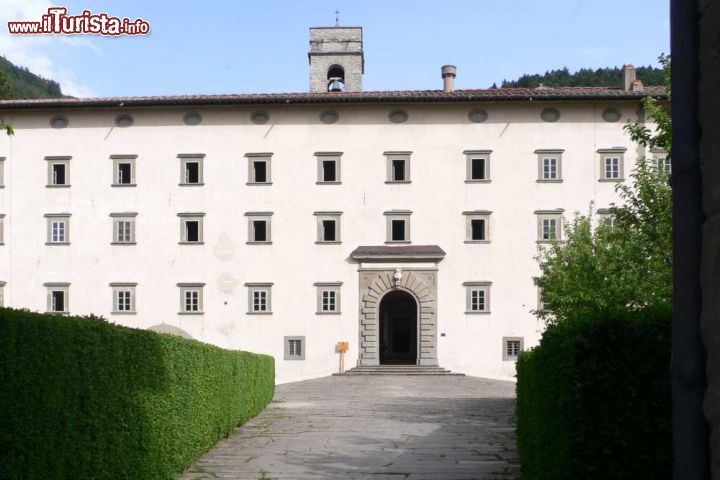 Abbazia di Vallombrosa, Toscana - Vallombrosa, Acquabella: non lontano da Firenze e dalle sue ansie, a Reggello, si parlava così, fra toponimi che indicavano la ricerca di una quiete superiore e di una comunione totale con Dio. Nacque così, intorno al 1036, questa abbazia per volere del fiorentino Giovanni Gualberto, oggi santo, che fondò la congregazione poi detta vallombrosana. Nuova regola, ritrovata purezza, sul modello “nazionale” benedettino. Luoghi suggestivi, perfetti per portare avanti quella tutela del creato che è alla base della spiritualità monastica. Oggi i vallombrosani, per la loro sensibilità all’ambiente, coltivano ancora l’abete bianco e il faggio, così come per secoli si sono occupati della pulizia e della tutela della foreste di questo scampolo di Toscana. Anche per questo sono stati scelti come padri protettori del Corpo forestale dello Stato. Oggi la struttura molto ampia, ha una farmacia dove ancora si producono, in modo artigianale, medicamenti ed elisir, ed ha anche due foresterie per periodi di riflessione e attività con gruppi di adulti e ragazzi  - © JacobH - CC BY-SA 3.0 - Wikipedia

INFO: www.monaci.org Visita 7- 18 Tel 055 862251 