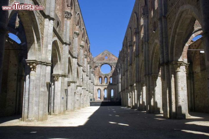 Abbazia di San Galgano, Toscana - A Chiusdino, una trentina di chilometri sud est di Siena, nel grossetano, è arrivato anche Artù. Se non proprio il grande re medievale in persona, di sicuro la sua leggenda con la spada nella roccia. E’ così che a San Galgano, nell’imponente abbazia cistercense di cui oggi si possono ammirare le suggestive mura sgranocchiate dal tempo, c’è proprio una sorella italiana di excalibur: ve la conficcò nella roccia di una cappella circolare sulla vicina altura di Montesiepi una mano leggendaria. La datazione della spada, un robusto modello cruciforme, parla di 1170 e si ricollega alla leggenda di cavalier Galgano, vissuto nella stessa epoca. Fu lui, in seguito ad un sogno, a scegliere questi luoghi per portare avanti la sua vita contemplativa da eremita. L’abbazia, oggi sconsacrata e senza copertura, fu edificata a partire dal 1200. E così il culto tutto bretone di “king Arthur” potrebbe avere invece un’origine “supertuscan”  - © Vignaccia76 - CC BY 3.0 - Wikipedia

 INFO www.comune.chiusdino.siena.it Tel 0577 756 700. Ingresso 3 euro 