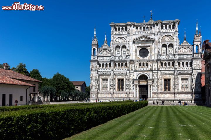 La Certosa di Pavia, Lombardia - Ancora oggi compare all’improvviso, al fondo di un viale alberato che regala finalmente il silenzio, staccandosi almeno un poco dalla trafficata provinciale che da Milano conduce a Pavia. La certosa di Pavia è un grande grazie in marmi policromi. Si, perché a volerla fu Caterina, moglie di Gian Galeazzo Visconti, per la quale questa certosa rappresenta una sorta di voto in seguito alle sue dolorosissime esperienze di madre. Avendo già perso una figlia alla nascita, Caterina fece voto, durante la seconda gravidanza, di erigere un monumento religioso. Purtroppo anche la seconda gravidanza ebbe un esito infelice, ma la donna non venne meno al suo impegno, come ci riporta lo storico milanese Bernardo Corio nel 1503. Il marito, che già in quegli stessi mesi aveva dato il via alla costruzione del Duomo di Milano, non esitò a chiamare, fin dal 1396, le migliori maestranze del tempo per realizzare questo prodigio di arte e scultura che si allarga fra le campagne e i navigli del pavese, protetto da un’isola di boschi. Dal Bergognone al Perugino tutti i migliori artisti passarono di qui negli oltre due secoli che servirono per la costruzione e il completamento delle decorazioni. Garbato, ma monumentale, il suo impianto decorativo è assai complesso e a stupire sono l’ampiezza dei suoi chiostri e la perfezione delle sue forme che spaziano dal tardo gotico al rinascimentale. Qui si susseguirono certosini, cistercensi e, per un periodo, anche benedettini. I certosini - inizialmente erano solo 12 in totale clausura - vi abitarono fino al 1782 e alla soppressione degli ordini monastici da parte di Napoleone. Nell’800 arrivarono i carmelitani mentre oggi l’abbazia è affidata nuovamente ai cistercensi che sono anche responsabili delle visite guidate.

INFO: www.museo.certosadipavia.beniculturali.it. Da giovedì a domenica 9 - 17.30 con chiusura pausa pranzo. Ingresso gratuito Tel. 0382 539 638