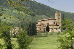 Abbazia di Sant'Antimo, Toscana - Fra queste ...