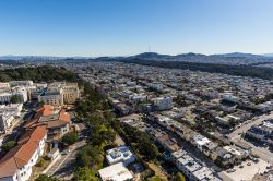 Foto panoramica di San Francisco, con il Richmond district e il Golden Gate Park. Più in fondo il Mt Sutro, and la downtown skyline in lontananza